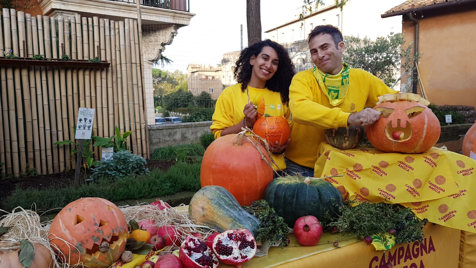 Un Tizio in Costume Da Prete Di Halloween Tiene in Mano Una Zucca